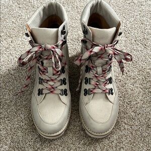 Stylish Women's Lace-Up Boots